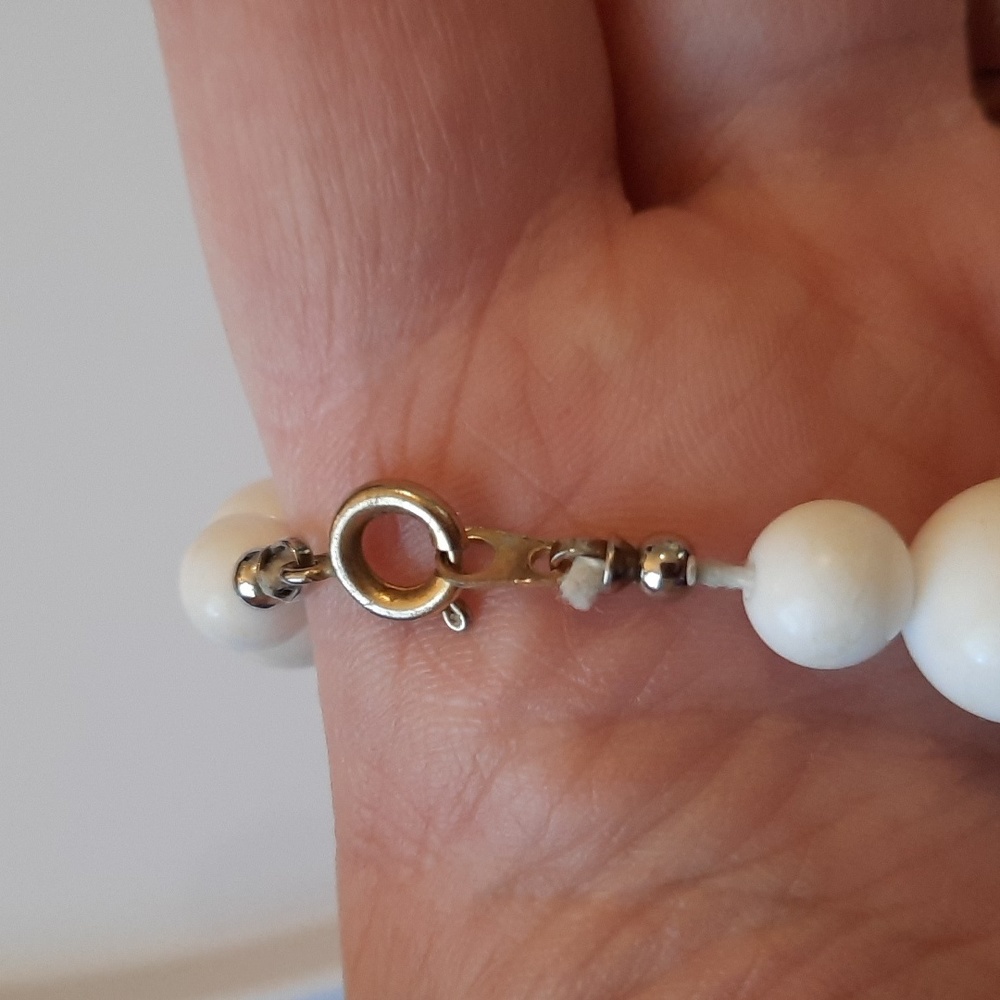 White And Gold Beaded Necklaces With Beige Pendant - Picture 4 of 5